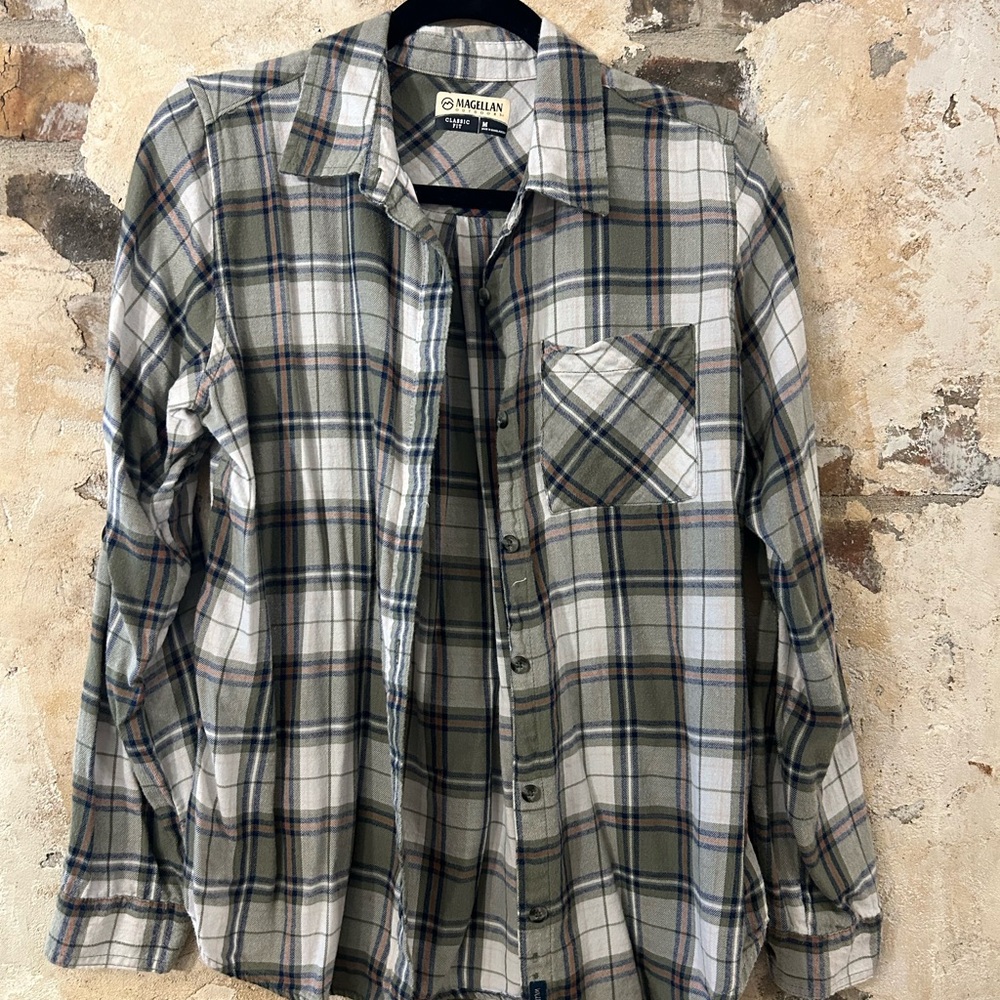 Magellan Outdoors Green and White Casual Button Down Shirt